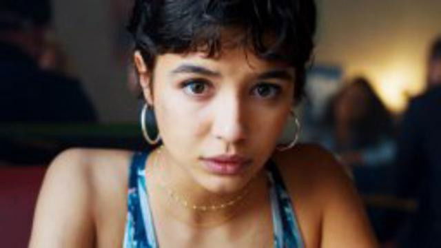 Популярная девушка