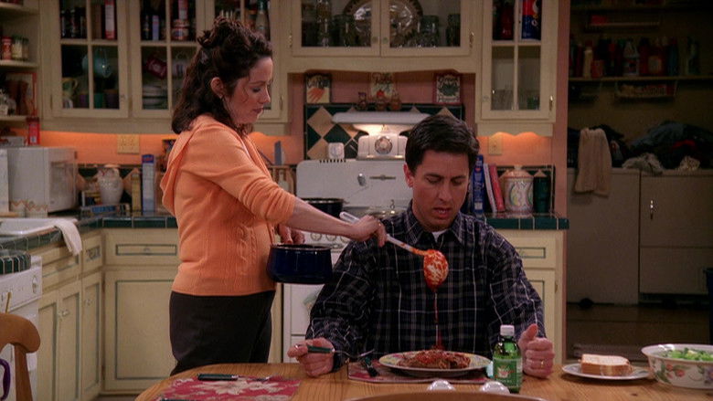 Дебра готовит что-то вкусное