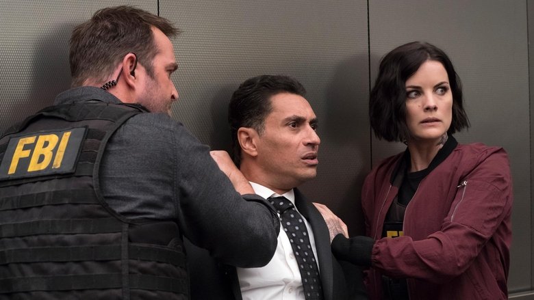 Непослушная обезьянка пинает дерево