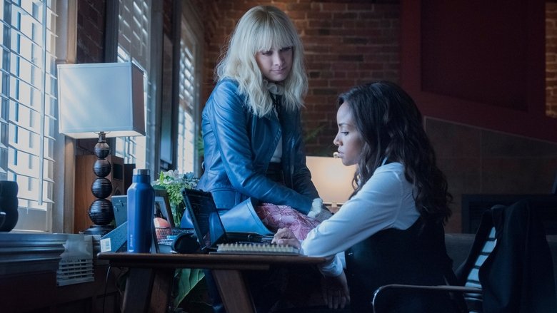 Светлая кожа, голубые глаза